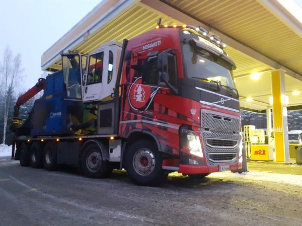 Kosken Megawatin Volvo FH16
Kosken Megawatti Oy:n Volvo FH16 autohakkuri.
Avainsanat: Megawatti Volvo FH16 ST1 Hirvaskangas