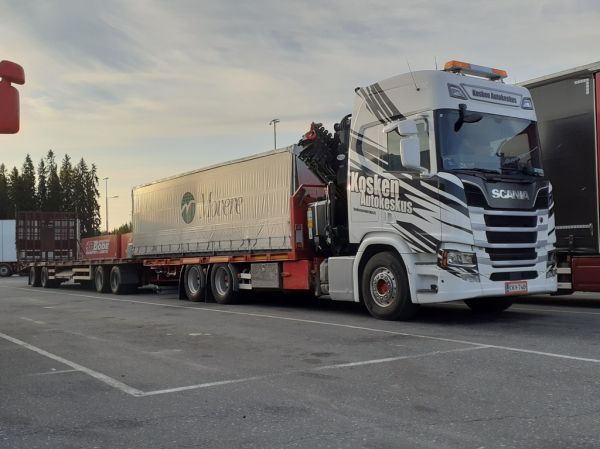Kosken Autokeskuksen Scania
Kosken Autokeskus Oy:n nosturilla varustettu Scania täysperävaunuyhdistelmä. 
Avainsanat: Kosken Autokeskus Scania ABC Hirvaskangas