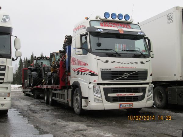 Kosken Autokeskuksen Volvo FH500 
Kosken Autokeskus Oy:n nosturilla varustettu Volvo FH500 "Suora Kuutonen" täysperävaunuyhdistelmä.
Avainsanat: Kosken Autokeskus Volvo FH500 Suorakuutonen ABC Hirvaskangas 45