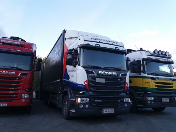 K Koskisen Scania R730
K Koskinen Ky:n Scania R730 täysperävaunuyhdistelmä.
Avainsanat: K-Koskinen Scania R730