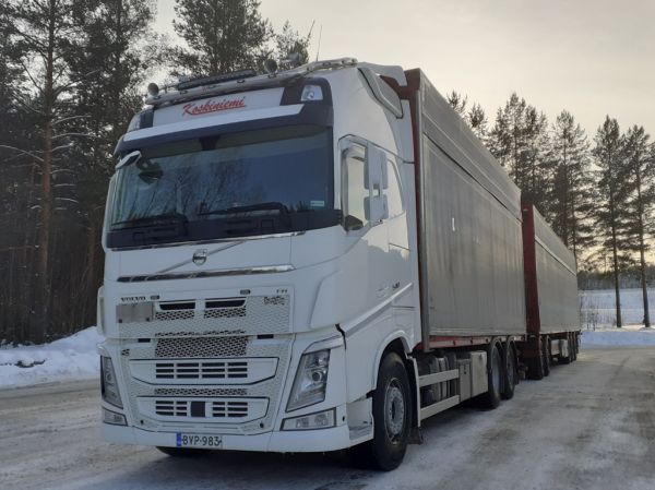 Koskiniemi Transportin Volvo FH540
Koskiniemi Transport Oy:n Volvo FH540 täysperävaunuyhdistelmä.
Avainsanat: Koskiniemi-Transport Volvo FH540 ST1 Hirvaskangas