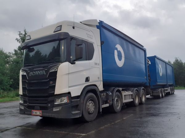 Kososen Scania R650
Kosonen Oy:n Scania R650 täysperävaunuyhdistelmä.
Avainsanat: Kosonen Scania R650 ABC Hirvakangas