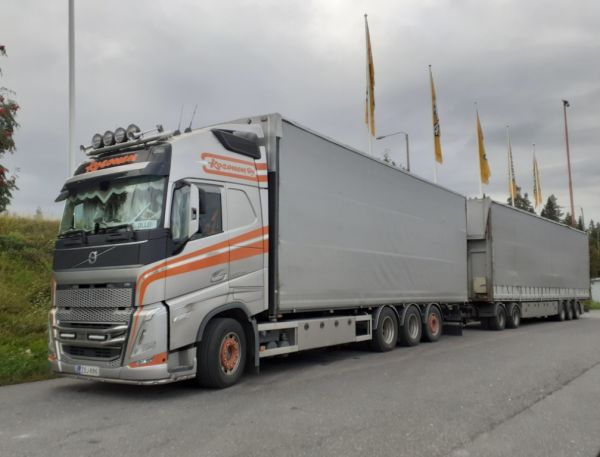 Kososen Volvo FH500
Kosonen Oy:n Volvo FH500 täysperävaunuyhdistelmä.
Avainsanat: Kosonen Volvo FH500 ABC Hirvaskangas