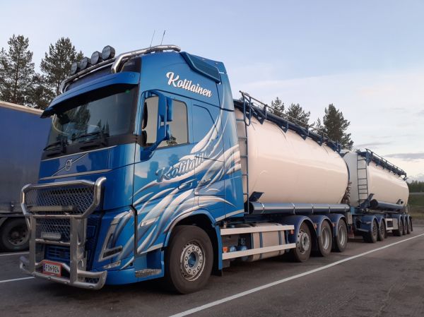 Kotilaisen Volvo FH
Kotilaisen Volvo FH säiliöyhdstelmä.
Avainsanat: Kotilainen Volvo FH Shell Hirvaskangas