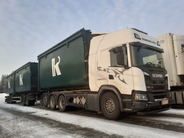 Koukkukuljetuksen Scania G540XT
Koukkukuljetuksen Scania G540XT täysperävaunuyhdistelmä.
Avainsanat: Koukkukuljetus Scania G540XT ABC Hirvaskangas