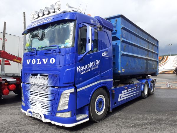 Kourahdin Volvo FH
Kourahti Oy:n Volvo FH koukkulava-auto "Blue Beast".
Avainsanat: Kourahti Volvo FH Blue Beast Himos22