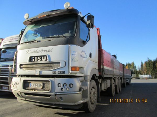 H Kukkakorven Sisu E11
H Kukkakorpi Ky:n nosturilla varustettu Sisu E11 täysperävaunuyhdistelmä.
Avainsanat: Kukkakorpi Sisu E11 420 ABC Hirvaskangas