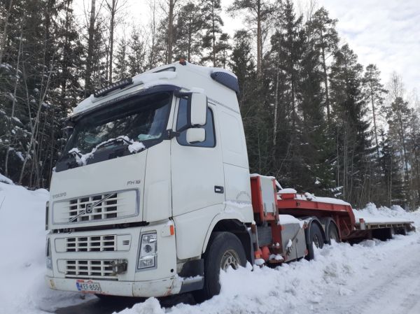 Kuljetus-Sillan Volvo FH16
Kuljetus-Silta Oy:n Volvo FH16 lavettiyhdistelmä.
Avainsanat: Kuljetus-Silta Volvo FH16