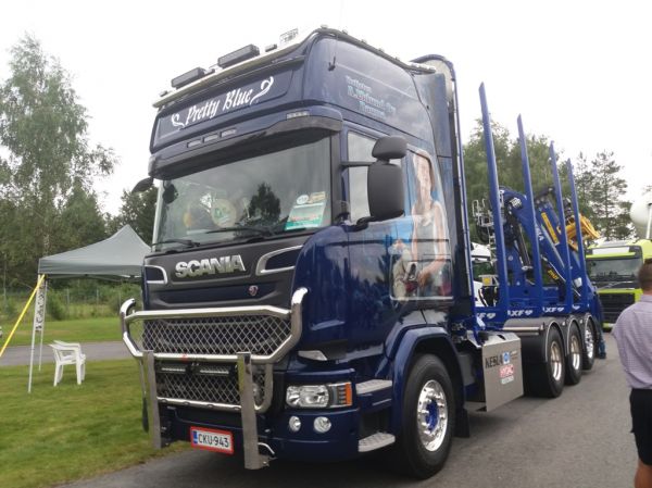 Kuljetus A Eklundin Scania
Kuljetus A Eklund Oy:n Scania R730 "Pretty Blue" puutavara-auto.
Avainsanat: Eklund Scania R730 Pretty Blue Alahärmä17