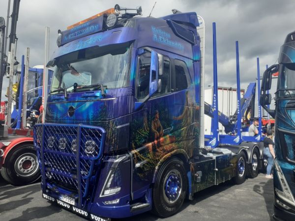 Klikkaa kuvaa nähdäksesi se täysikokoisena
==============
Kuljetus A Eklundin Volvo FH
Kuljetus A Eklund Oy:n Volvo FH puutavara-auto.
Avainsanat: Eklund Volvo FH Himos26 Kuljetus A Eklundin Volvo FH
Kuljetus A Eklund Oy:n Volvo FH puutavara-auto.
Avainsanat: Eklund Volvo FH Himos26