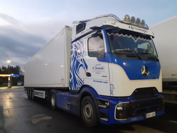 Kuljetus A Järvimäen MB 1848 Actros
Kuljetus A Järvimäki Oy:n MB 1848 Actros "White Superstar" puoliperävaunuyhdistelmä.
Avainsanat: Järvimäki MB 1848 Actros White Superstar ABC Hirvaskangas