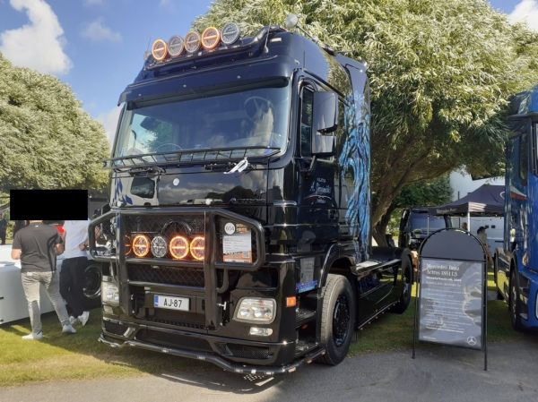 Kuljetus A Järvimäen MB 1861 Actros
Kuljetus A Järvimäki Oy:n MB 1861 Actros rekkaveturi.
Avainsanat: Järvimäki MB 1861 Actros Alahärmä25