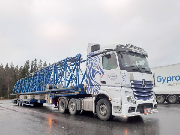 Kuljetus A Järvimäen MB 2553 Actros
Kuljetus A Järvimäki Oy:n MB 2553 Actros "White Knight" puoliperävaunuyhdistelmä.

Avainsanat: Järvimäki MB 2553 Actros White Knight ABC Hirvaskangas