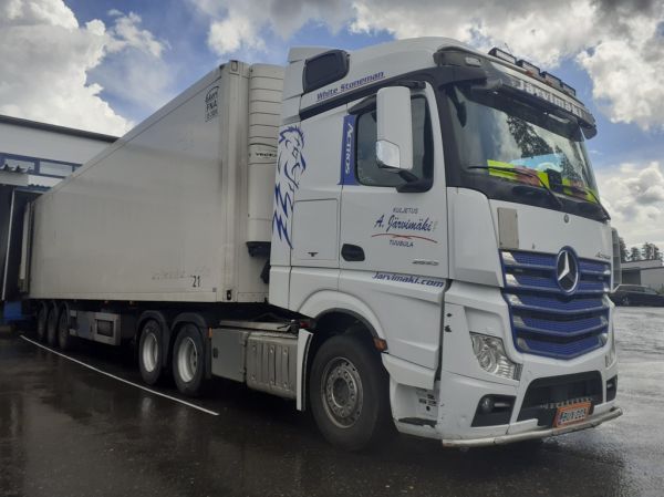 Kuljetus A Järvimäen MB 2653 Actros
Kuljetus A Järvimäki Oy:n MB 2653 Actros "White Stoneman" puoliperävaunuyhdistelmä.

Avainsanat: Järvimäki MB 2653 Actros White Stoneman