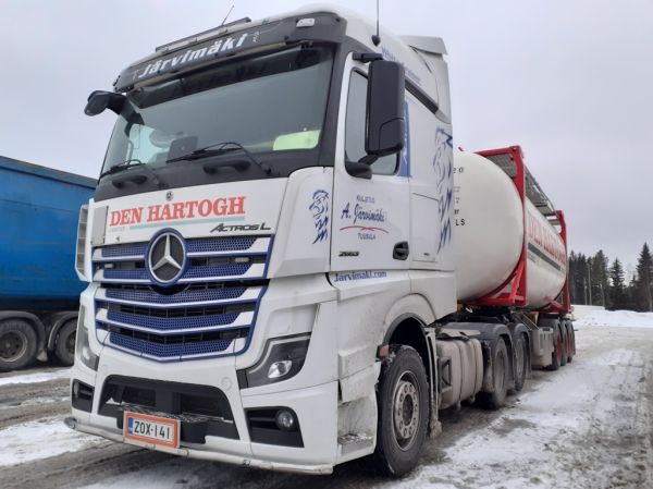 Kuljetus A Järvimäen MB 2653 Actros L
Kuljetus A Järvimäki Oy:n MB 2653 Actros L "White Cruiser" b-juna.
Avainsanat: Järvimäki MB 2653 ActrosL White Cruiser ABC Hirvaskangas