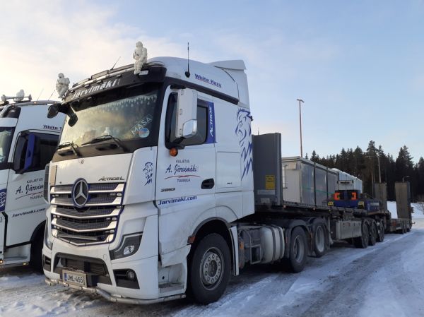 Kuljetus A Järvimäen MB 2653 Actros L
Kuljetus A Järvimäki Oy:n MB 2653 Actros L "White Hazy" b-juna.
Avainsanat: Järvimäki MB 2653 ActrosL White Hazy ABC Hirvaskangas Masa