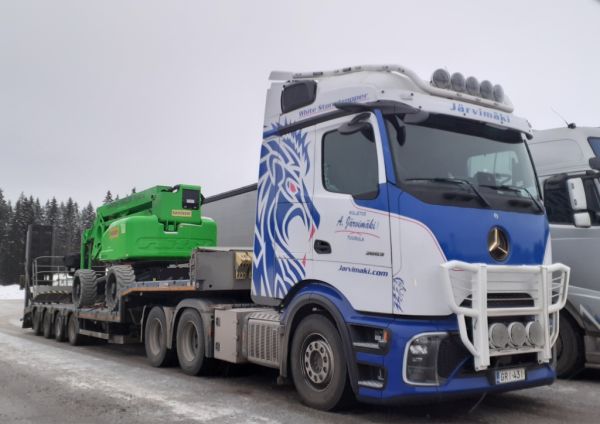 Kuljetus A Järvimäen MB 2653 Actros L
Kuljetus A Järvimäki Oy:n MB 2653 Actros L "White Stormtrooper" lavettiyhdistelmä.
Avainsanat: Järvimäki MB 2653 ActrosL White Stormtrooper ABC Hirvaskangas