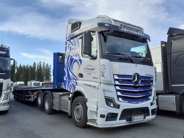 Kuljetus A Järvimäen MB 2653 Actros L
Kuljetus A Järvimäki Oy:n MB 2653 Actros L "White Pharaoh" puoliperävaunuyhdistelmä.
Avainsanat: Järvimäki MB 2653 ActrosL White Pharaoh ABC Hirvaskangas