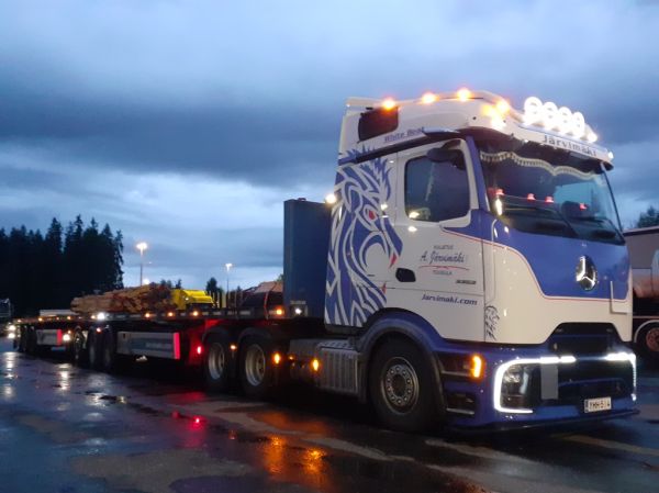 Klikkaa kuvaa nähdäksesi se täysikokoisena
==============
Kuljetus A Järvimäen MB 3353 Actros L
Kuljetus A Järvimäki Oy:n MB 2653 Actros L"White Beat" B-juna.
Avainsanat: Järvimäki MB 2653 ActrosL White Beat ABC Hirvaskangas B-juna Kuljetus A Järvimäen MB 3353 Actros L
Kuljetus A Järvimäki Oy:n MB 2653 Actros L"White Beat" B-juna.
Avainsanat: Järvimäki MB 2653 ActrosL White Beat ABC Hirvaskangas B-juna