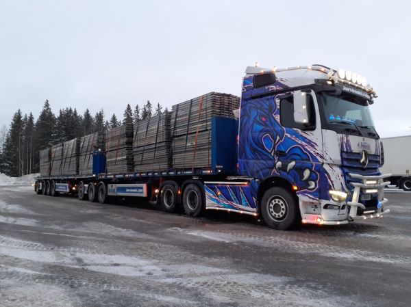 Kuljetus A Järvimäen MB Actros
Kuljetus A Järvimäki Oy:n MB Actros b-juna.
Avainsanat: Järvimäki MB Actros ABC Hirvaskangas B-juna