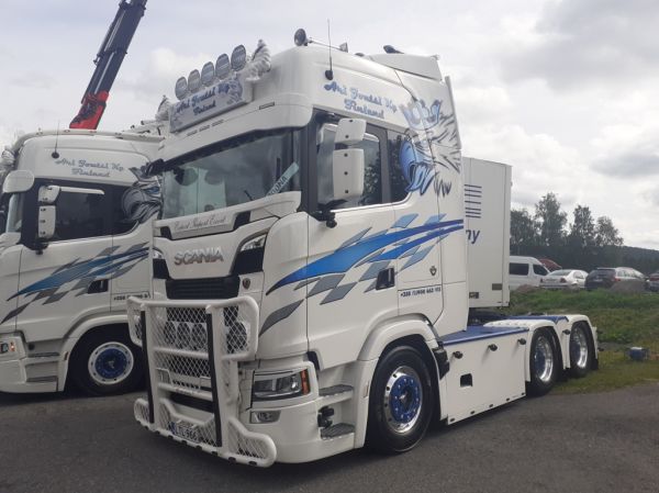 Kuljetus A Joutsin Scania
Kuljetus A Joutsi Ky:n Scania rekkaveturi.
Avainsanat: Joutsi Scania Joona Himos26