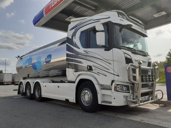 Kuljetus A Jussinmäen Scania R660
Valion ajossa oleva Kuljetus A Jussinmäki Ky:n Scania R660 maitoauto.
Avainsanat: Valio Jussinmäki Scania R660 ABC Hirvaskangas