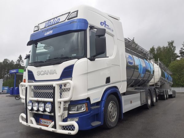 Kuljetus A Lahden Scania R560
Valion ajossa oleva Kuljetus A Lahti Oy:n Scania R560 säiliöyhdistelmä.
Avainsanat: Valio Lahti Scania R560 Neste