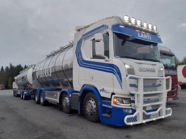 Kuljetus A Lahden Scania 560R
Valion ajossa oleva Kuljetus A Lahti Oy:n Scania 560R säiliöyhdistelmä.
Avainsanat: Valio Lahti Scania 560R ABC Hirvaskangas