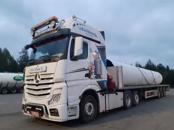 Kuljetus A Peltoniemen MB Actros
Kuljetus A Peltoniemi Oy:n nosturilla varustettu MB Actros "Asterix" puoliperävaunuyhdistelmä.
Avainsanat: Peltoniemi MB Actros Asterix ABC Hirvaskangas