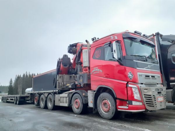 Kuljetus E Immosen Volvo FH
Kuljetus E Immonen Oy:n nosturilla varustettu Volvo FH täysperävaunuyhdistelmä.
Avainsanat: Immonen Volvo FH ABC Hirvaskangas