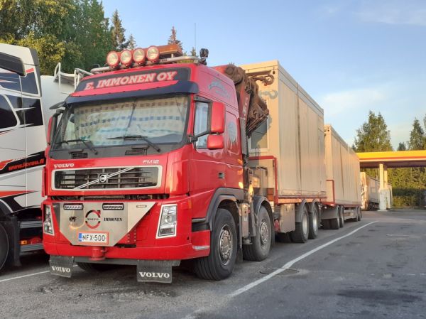 Kuljetus E Immosen Volvo FM12
Kuljetus E Immonen Oy:n nosturilla varustettu Volvo FM12 täysperävaunuyhdistelmä.
Avainsanat: Immonen Volvo FM12 Shell Hirvaskangas