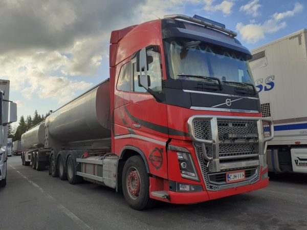 Kuljetus Fredrikssonin Volvo FH16
Kuljetus Fredrikssonin Volvo FH16 säiliöyhdistelmä.
Avainsanat: Fredriksson Volvo FH16 ABC Hirvaskangas