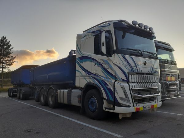 Kuljetus H Heikkilän Volvo FH
Kuljetus H Heikkilä Oy:n Volvo FH sorayhdistelmä.
Avainsanat: Heikkilä Volvo FH Shell Hirvaskangas
