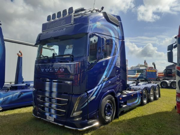 Kuljetus H Maanisen Volvo FH16
Kuljetus H Maanisen Volvo FH16 koukkulava-auto.
Avainsanat: Maaninen Volvo FH16 Alahärmä25