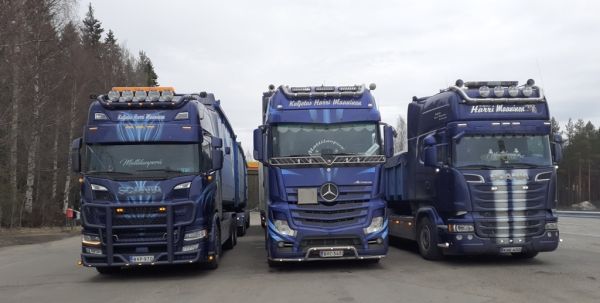 Kuljetus H Maanisen kalustoa
Kuljetus H Maanisen kalustoa Hirvaskankaan Shellin rekkaparkissa 23.4.2023.
Avainsanat: Maaninen Scania R580 MB 3563 Actros Shell Hirvaskangas