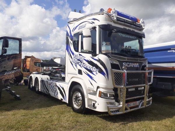 Kuljetus H Ryhäsen Scania R650
Kuljetus H Ryhänen Oy:n Scania R650 vaihtolava-auto.
Avainsanat: Ryhänen Scania R650 Alahärmä25
