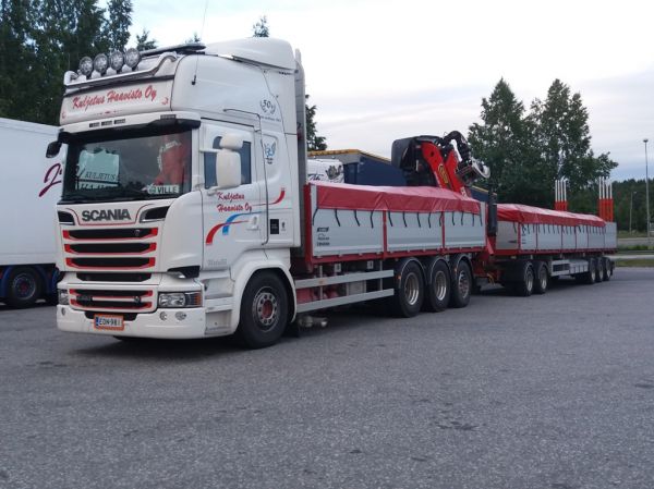 Kuljetus Haaviston Scania R580
Kuljetus Haavisto Oy:n nosturilla varustettu Scania R580 täysperävaunuyhdistelmä.
Avainsanat: Haavisto Scania R580