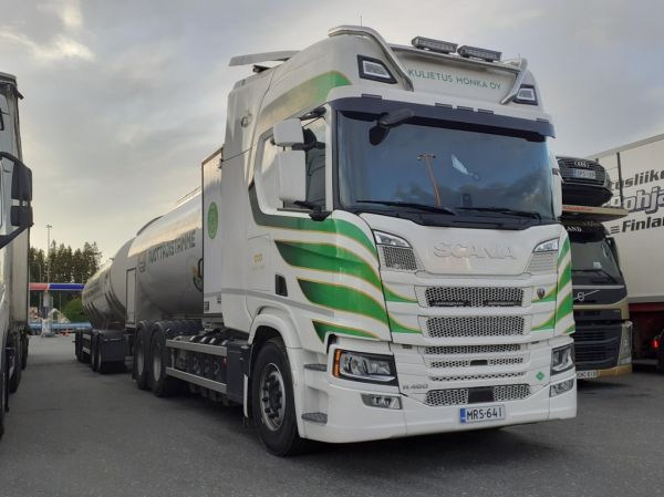 Kuljetus Hongan Scania R460
Arlan ajossa oleva Kuljetus Honka Oy:n Scania R460 säiliöyhdistelmä.
Avainsanat: Arla Honka Scania R460 ABC Hirvaskangas