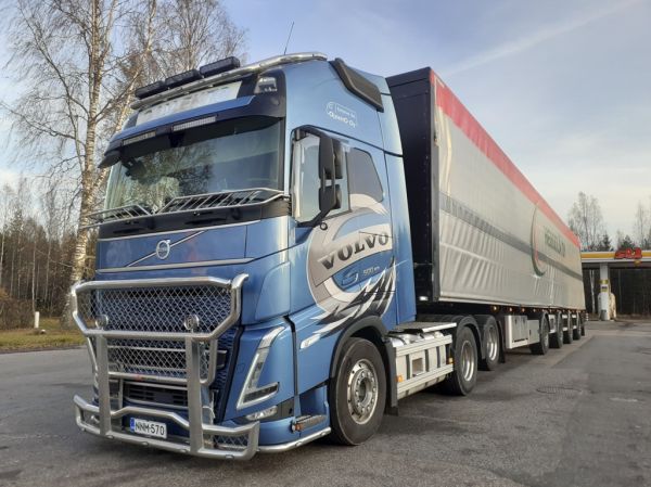 Klikkaa kuvaa nähdäksesi se täysikokoisena
==============
Kuljetus I&A Ojalehdon Volvo FH500
Heikkilä Oy:n ajossa oleva Kuljetus I&A Ojalehto Oy:n Volvo FH500 puoliperävaunuyhdistelmä.
Avainsanat: Heikkilä Ojalehto Volvo FH500 ST1 Hirvaskangas Kuljetus I&A Ojalehdon Volvo FH500
Heikkilä Oy:n ajossa oleva Kuljetus I&A Ojalehto Oy:n Volvo FH500 puoliperävaunuyhdistelmä.
Avainsanat: Heikkilä Ojalehto Volvo FH500 ST1 Hirvaskangas