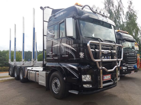 Kuljetus J&R Hakkaraisen MAN TGX 35.560
Kuljetus J&R Hakkarainen Oy:n MAN TGX 35.560 puutavara-auto.
Avainsanat: Hakkarainen MAN TGX 35.560 Viitasaari18