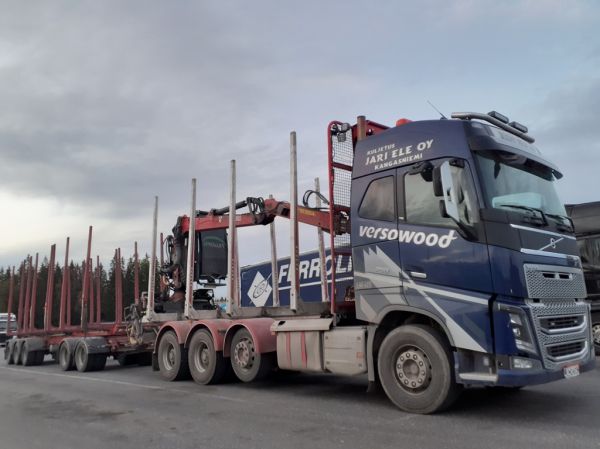 Kuljetus J Elen Volvo FH16
Kuljetus J Ele Oy:n Volvo FH16 puutavarayhdistelmä.
Avainsanat: Ele Volvo FH16 Versowood ABC Hirvaskangas