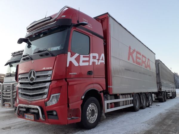 Kuljetus J Heinosen MB 3558 Actros
Kuljetus J Heinonen Oy:n MB 3558 Actros täysperävaunuyhdistelmä.
Avainsanat: Heinonen MB 3558 Actros ABC Hirvaskangas Kera Timpe