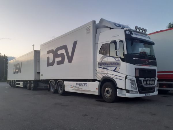 Klikkaa kuvaa nähdäksesi se täysikokoisena
==============
Kuljetus J Heinosen Volvo FH500
Kuljetus J Heinonen Oy:n Volvo FH500 täysperävaunuyhdistelmä.
Avainsanat: Heinonen Volvo FH500 ABC Hirvaskangas DSV Kuljetus J Heinosen Volvo FH500
Kuljetus J Heinonen Oy:n Volvo FH500 täysperävaunuyhdistelmä.
Avainsanat: Heinonen Volvo FH500 ABC Hirvaskangas DSV