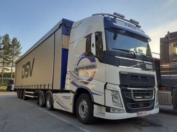 Kuljetus J Heinosen Volvo FH540
Kuljetus J Heinonen Oy:n Volvo FH540 puoliperävaunuyhditelmä.
Avainsanat: Heinonen Volvo FH540 Shell Hirvaskangas
