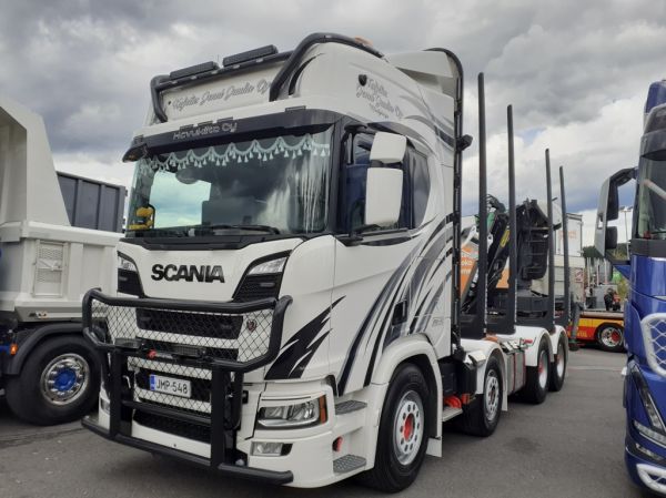 Kuljetus J Juulian Scania
Kuljetus J Juulia Oy:n Scania puutavara-auto.
Avainsanat: Juulia Scania Himos23