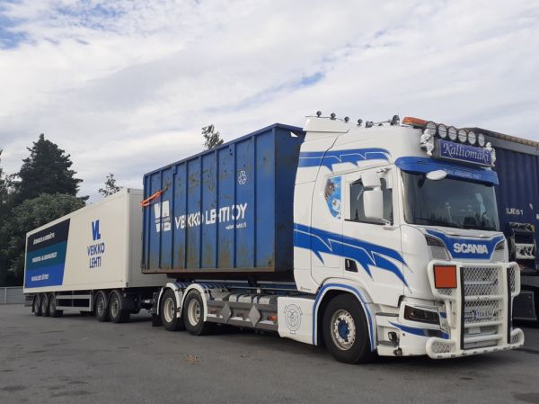 Kuljetus J Kallionmäen Scania
Kuljetus J Kallionmäki Oy:n Scania täysperävaunuyhdistelmä.
Avainsanat: Kalliomäki Scania Neste
