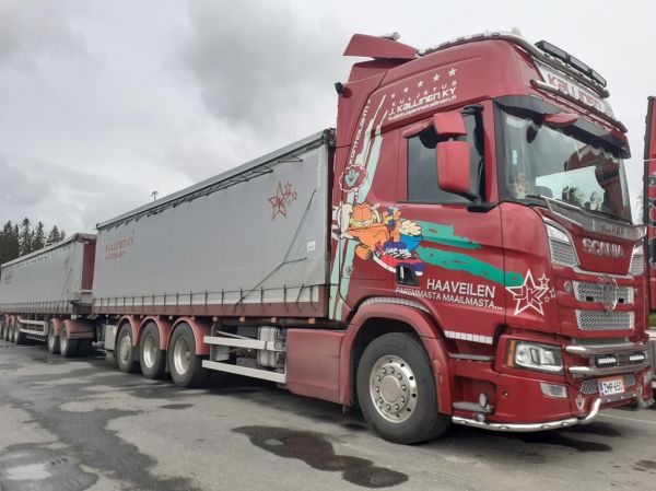 Kuljetus J Kallisen Scania R650
Kuljetus J Kallinen Ky:n Scania R650 täysperävaunuyhdistelmä. 
Avainsanat: Kallinen Scania R650 ABC Hirvaskangas Karvinen