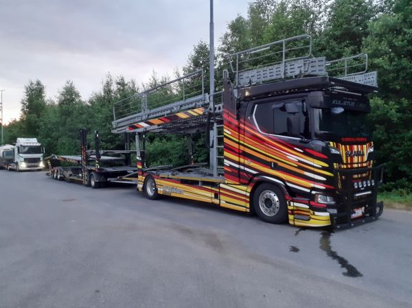 Kuljetus J Kiven Scania R650
SE Mäkinen Logistics Oy:n ajossa oleva Kuljetus J Kivi Oy:n Scania R650 autojenkuljetusyhdistelmä.
Avainsanat: Kivi Mäkinen Scania R650 ABC Hirvaskangas