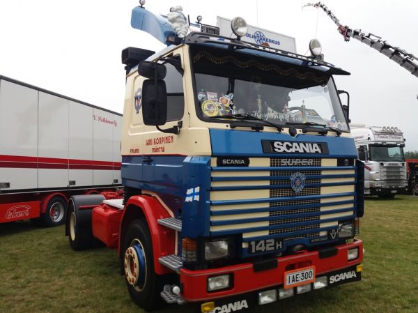 Kuljetus J Korpisen Scania 142H
Kuljetus J Korpisen Scania 142H rekkaveturi.
Avainsanat: Korpinen Scania 142H Huolintakeskus Alahärmä17