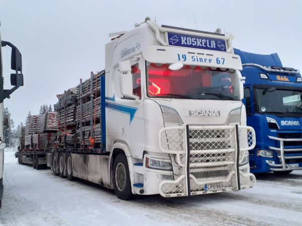 Kuljetus J Koskelan Scania
Kuljetus J Koskela Oy:n Scania täysperävaunuyhdistelmä.
Avainsanat: Koskela Scania ABC Hirvaskangas